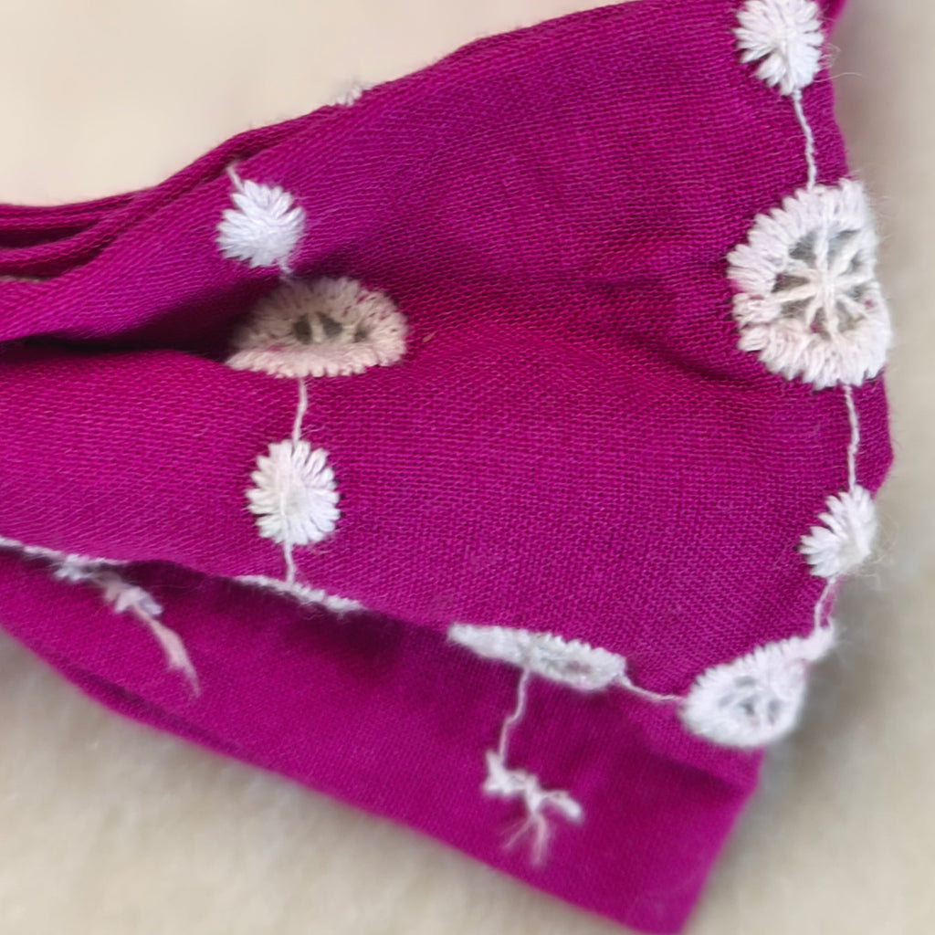 noeud papillon rose tudor broderie anglaise détail